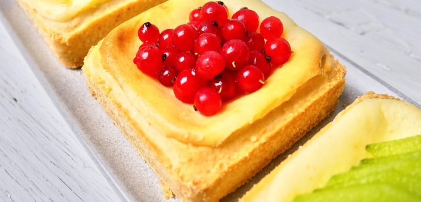 Tortine con crema cotta e frutta fresca