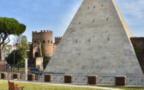 Cimitero acattolico Roma piramide Cestia