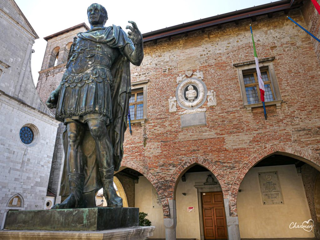 Cividale del Friuli Palazzo Comunale statua Giulio Cesare