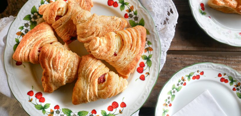 Sfogliatelle salate con robiola e salame piccante