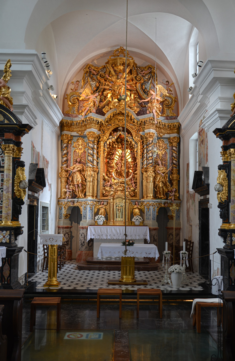 Interno chiesa Madonna del Lago