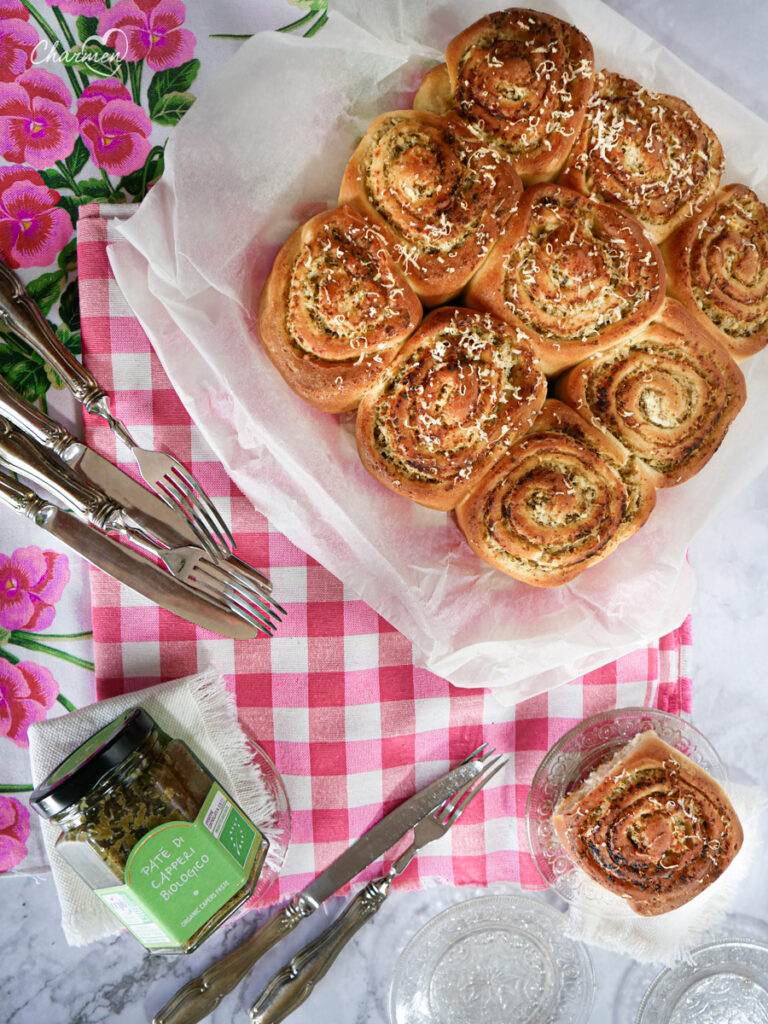 Roll con patè di capperi e ricotta