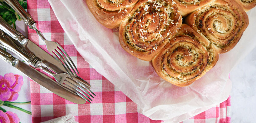 Roll con patè di capperi e ricotta