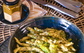 Pasta con patè di capperi e acciughe e broccoli