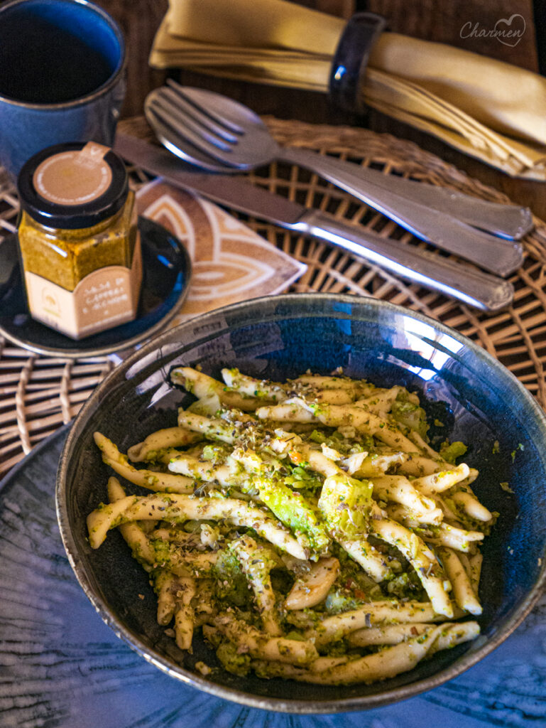 Pasta con patè di capperi e acciughe e broccoli