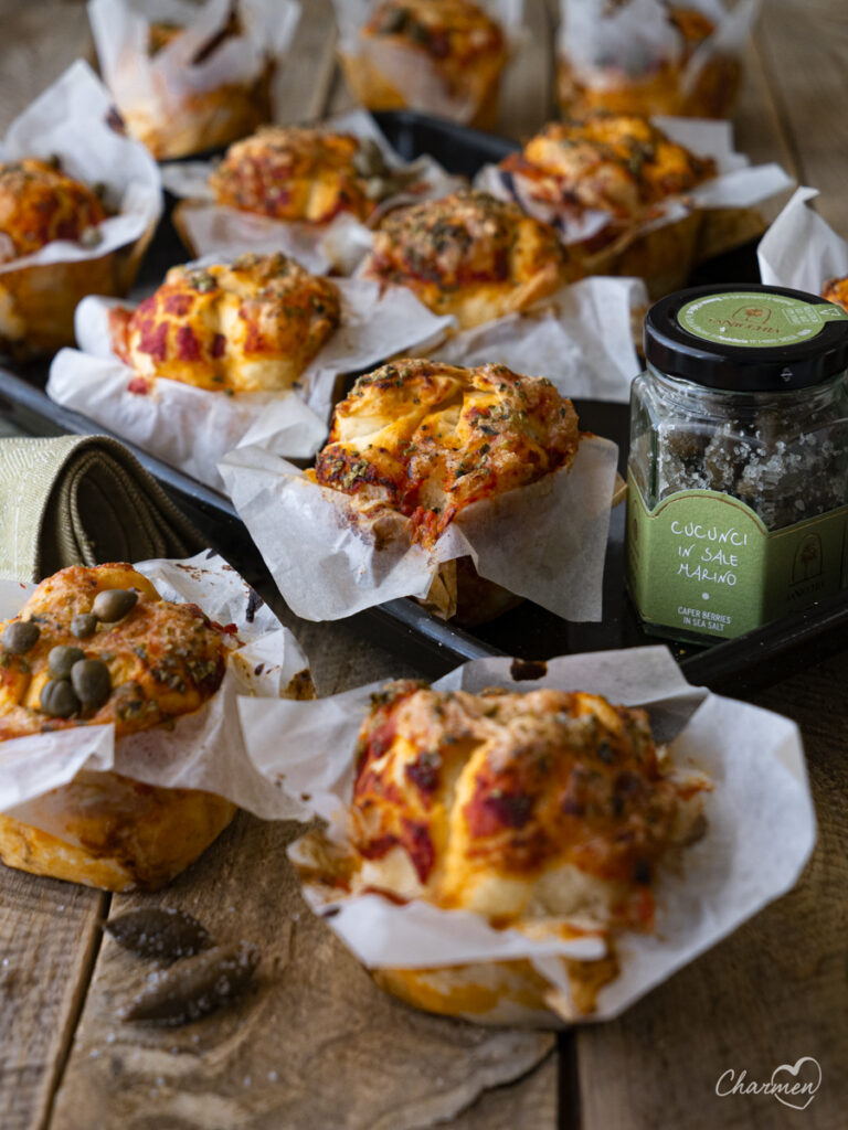 Pizza Muffin con ripieno di cucunci e mozzarella